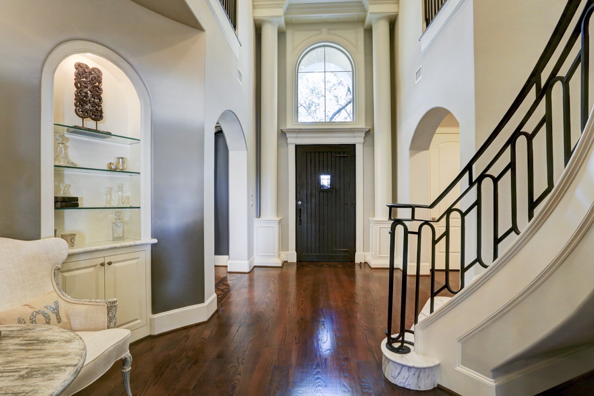 Very high ceilings in the entry way and beyond